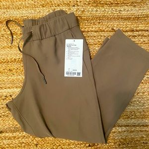 Lululemon - On the Fly Crop Woven - Size 6 - 23” inseam